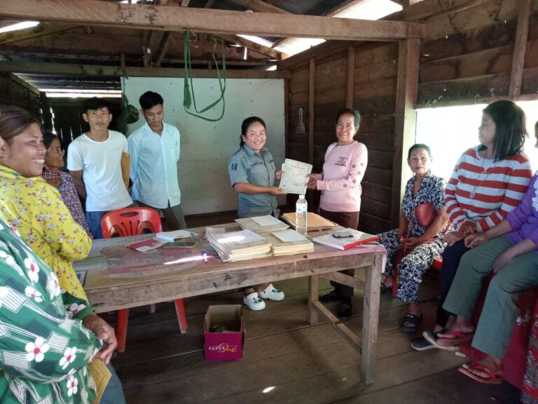 ចែកវិញ្ញាបនបត្រសម្គាល់ម្ចាស់អចលនវត្ថុ​ នៅភូមិស្រអែមខាងជើង ឃុំស្រអែម ស្រុកជាំក្សាន្ត ខេត្តព្រះវិហារ ចំនួន ១០១៥ បណ្ណ
