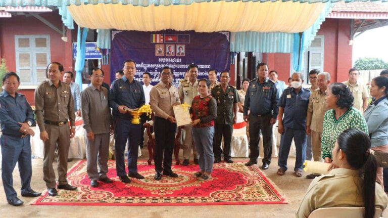 ពិធីចែកវិញ្ញាបនបត្រសម្គាល់ម្ចាស់អចលនវត្ថុ ស្ថិតនៅភូមិថ្មដា សង្កាត់បឹងកន្សែង ក្រុងបានលុង ខេត្តរតនគិរី