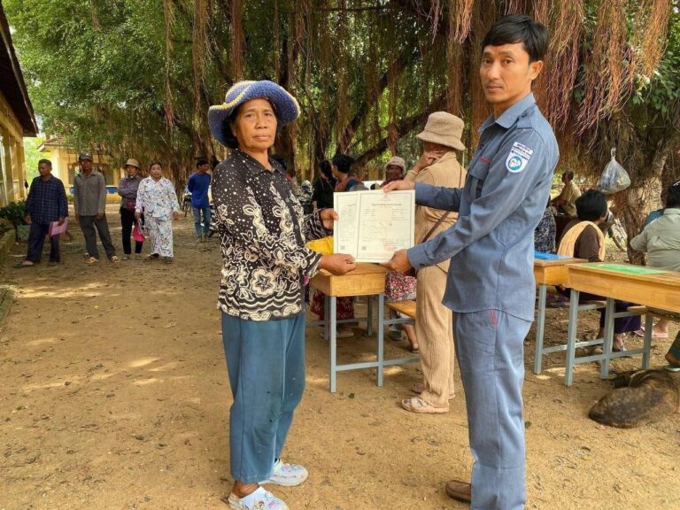 ពិធីចែកវិញ្ញាបនបត្រសម្គាល់ម្ចាស់អចលនវត្ថុ ចំនួន ៨១៤បណ្ណ ជូនប្រជាពលរដ្ឋជាម្ចាស់ដី នៅខេត្តបាត់ដំបង