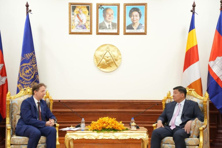 កម្ពុជាស្នើសហភាពអឺរ៉ុបពិនិត្យលទ្ធភាពធ្វើកិច្ចសហប្រតិបត្តិការលើការងារចុះបញ្ជីដីធ្លីទូទាំងប្រទេស និងការរៀបចំស្តង់ដារសំណង់នៅកម្ពុជា ដើម្បីជំរុញកំណើនសេដ្ឋកិច្ច និងលើកកម្ពស់ជីវភាពរស់នៅរបស់ប្រជាពលរដ្ឋឱ្យកាន់តែប្រសើរ