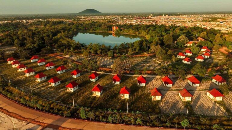 ក្រុងរុនតាឯក និងពាក់ស្នែង បាននិងកំពុងប្រែក្លាយឱ្យទៅជាបុរីជនបទគំរូរបស់កម្ពុជា