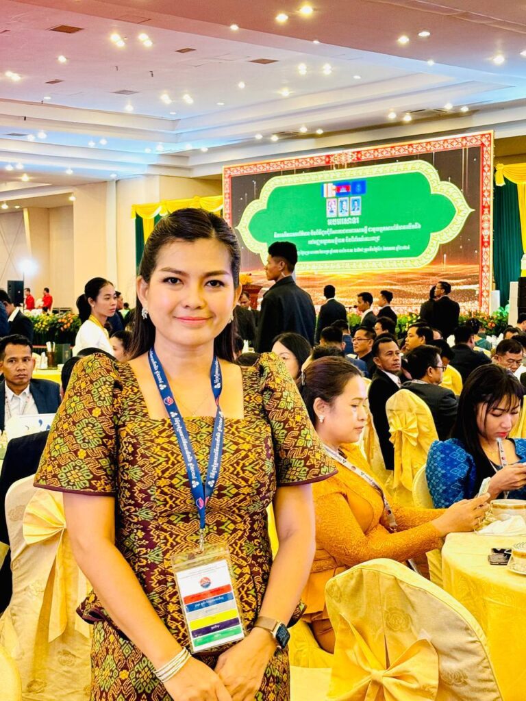 លោកជំទាវអនុរដ្ឋលេខាធិការ ភឹម រុនស៊ីណារតន៍ អញ្ជើញចូលរួមទិវាសេរីភាពសារព័ត៌មាន និងពិធីជួបជុំពិសារអាហារសាមគ្គី ជាមួយអ្នកសារព័ត៌មានលើកទី៦ ក្រោមអធិបតីភាព សម្តេចមហាបវរធិបតី ហ៊ុន ម៉ាណែត នាយករដ្ឋមន្ត្រីនៃកម្ពុជា។