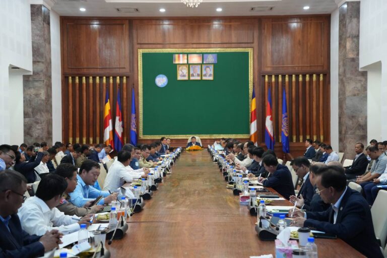 ថ្នាក់ដឹកនាំក្រសួងរៀបចំដែនដី ប្តេជ្ញាដោះស្រាយវិវាទដីធ្លីក្នុងខេត្តកំពង់ឆ្នាំងឱ្យបានចប់សព្វគ្រប់ ដើម្បីឈានទៅបញ្ចប់ការចុះបញ្ជីដីធ្លីជាប្រព័ន្ធឱ្យបានរួចរាល់ក្នុងអាណត្តិទី៧នេះ