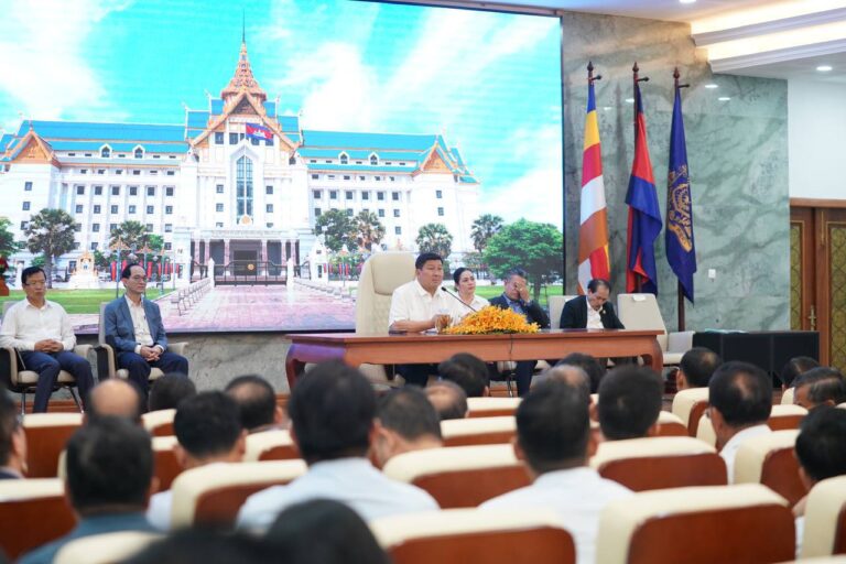ក្រសួងរៀបចំដែនដី នគរូបនីយកម្ម និងសំណង់ បានជួបសំណេះសំណាលជាមួយបងប្អូនប្រជាពលរដ្ឋរស់នៅសំណង់អគារអតីតសណ្ឋាគារអង្គរមានជ័យ ដែលជាអគារចាស់ទ្រុឌទ្រោម ដើម្បីជជែកពិភាក្សារកដំណោះស្រាយឈានទៅទទួលបានទ្រនំសុភមង្គលថ្មី 