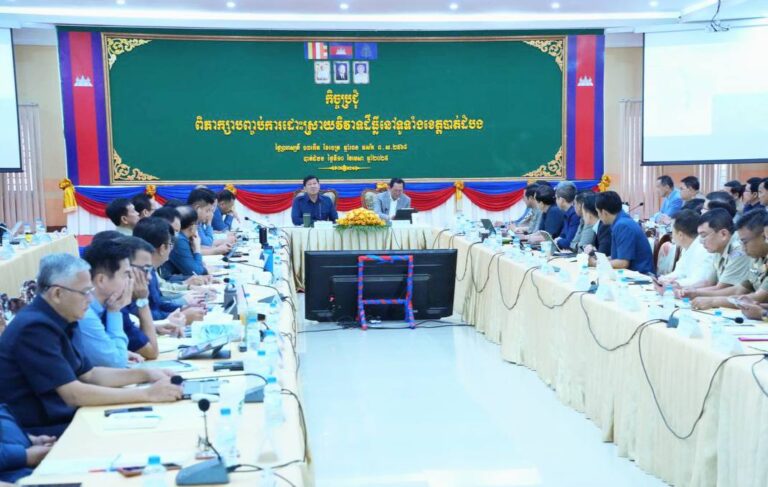 ក្រសួងរៀបចំដែនដី នគរូបនីយកម្ម និងសំណង់ ក្រសួងយុត្តិធម៌ គណៈកម្មាធិការសិទ្ធិមនុស្សកម្ពុជា អាជ្ញាធរជាតិដោះស្រាយវិវាទក្រៅប្រព័ន្ធតុលាការ គណៈកម្មការសុរិយោដីថ្នាក់ជាតិ អាជ្ញាធរជាតិដោះស្រាយទំនាស់ដីធ្លី ក្រុមការងាររាជរដ្ឋាភិបាលចុះមូលដ្ឋានខេត្តបាត់ដំបង និងរដ្ឋបាលខេត្តបាត់ដំបង បានឯកភាពគ្នាក្នុងការសម្របសម្រួលដោះស្រាយ ដើម្បីបិទបញ្ចប់ករណីវិវាទ ក្នុងភូមិសាស្ត្រខេត្តបាត់ដំបង តាមគ្រប់យន្តការ គ្រប់ថ្នាក់ គ្រប់ផ្នែក និងគ្រប់ភាគីពាក់ព័ន្ធ។ក្នុងករណី បងប្អូនប្រជាពលរដ្ឋដែលគ្មានដីពិតប្រាកដ ត្រូវដាក់ពាក្យស្នើសុំមកគណៈកម្មាធិការសម្បទានដីសង្គមកិច្ចថ្នាក់ខេត្ត។