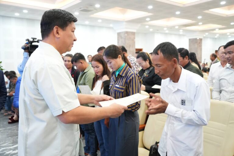 ក្រសួងរៀបចំដែនដី នគរូបនីយកម្ម និងសំណង់ បានបន្តចែកវិញ្ញាបនបត្រសម្គាល់អចលនវត្ថុជូនដល់ប្រជាពលរដ្ឋដែលបានទិញដីឡូត៍របស់គម្រោងដីឡូត៍ ភូមិមរតក នៅខេត្តស្វាយរៀង ចំនួន ២០៧ប័ណ្ណ បន្ថែមទៀត ។