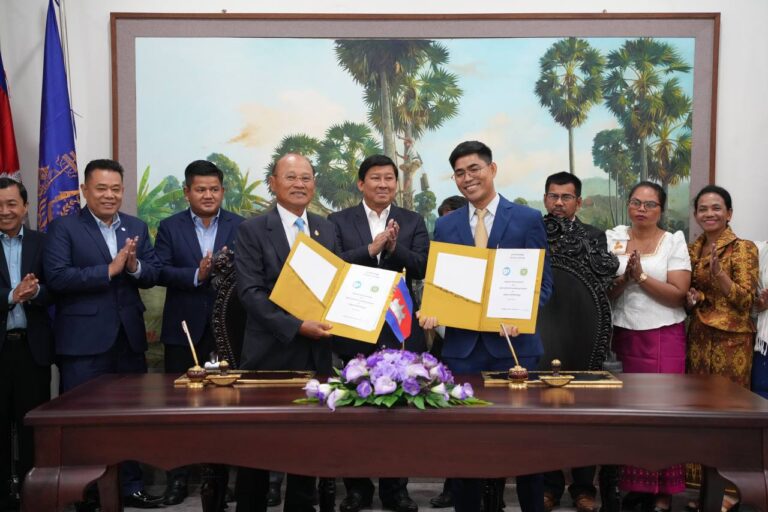 ក្រសួងរៀបចំដែនដី នគរូបនីយកម្ម និងសំណង់ ចុះអនុស្សរណៈយោគយល់គ្នាជាមួយសម្ព័ន្ធសហគមន៍កសិករកម្ពុជា (CFCC) ដែលជាកិច្ចសហប្រតិបត្តិការគំរូមួយ បង្ហាញពីការប្រកាន់យកនូវវប្បធម៌សន្ទនា វប្បធម៌នៃការយោគយល់គ្នា និងធ្វើការរួមគ្នាដើម្បីសង្គមជាតិយើងទាំងមូល