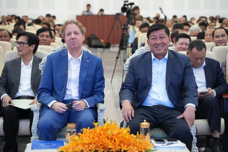 ក្រសួងរៀបចំដែនដី នគរូបនីយកម្ម និងសំណង់ បង្កើតវប្បធម៌សន្ទនាគ្នាដ៏ល្អជាមួយអង្គការសង្គមស៊ីវិល ក្នុងការពិគ្រោះនិងផ្ដល់យោបល់ស្វែងរកវិធីសាស្ត្រដោះស្រាយបញ្ហារួមគ្នាប្រកបដោយប្រសិទ្ធភាព រួមចំណែកដល់ការកសាងគោលនយោបាយជាឧត្តមប្រយោជន៍សម្រាប់ជាតិ និងគិតគូរបង្កើតខឿនសេដ្ឋកិច្ចលើកស្ទួយជីវភាពរស់នៅរបស់ប្រជាជនកម្ពុជាឱ្យប្រសើរឡើង