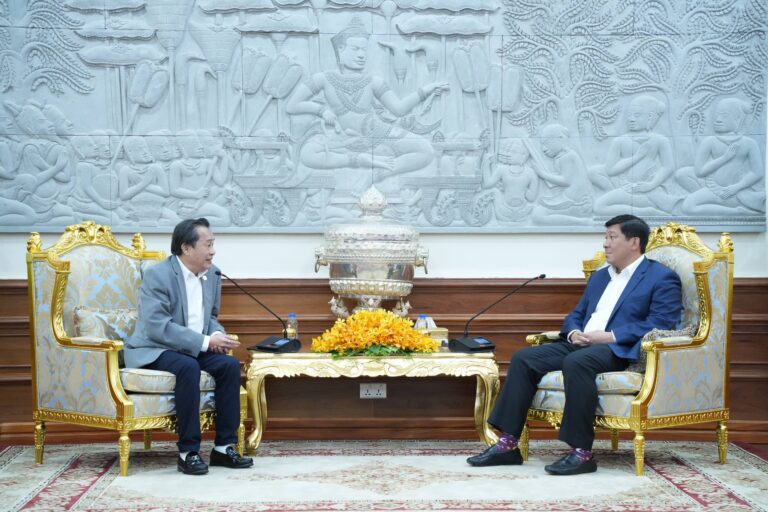 ក្នុងជំនួបសម្តែងការគួរសម និងពិភាក្សាការងារជាមួយគណៈប្រតិភូសម្ព័ន្ធ ឧស្សាហកម្មកៅស៊ូ វៀតណាមប្រចាំកម្ពុជា ឯកឧត្តមឧបនាយករដ្ឋមន្ត្រី សាយ សំអាល់ បានសម្តែងការស្វាគមន៍យ៉ាងកក់ក្តៅចំពោះគណៈប្រតិភូ និងបានគូសបញ្ជាក់ថា ចំពោះគម្រោងវិនិយោគដែលបានអនុវត្តរួចរាល់ហើយ ក្នុងអាណត្តិនេះ ក្រសួងនឹងបន្តសម្របសម្រួល បំពេញបន្ថែមជូនតាមនីតិវិធី ច្បាប់ជាធរមាន ដើម្បីធានាឱ្យក្រុមហ៊ុនកៅស៊ូវៀតណាមទទួលបាននូវសុវត្ថិភាព ផ្លូវច្បាប់ពេញលេញ និងភាពច្បាស់លាស់ក្នុងការធ្វើអាជីវកម្មស្របច្បាប់ រយៈពេលវែងនៅកម្ពុជា។